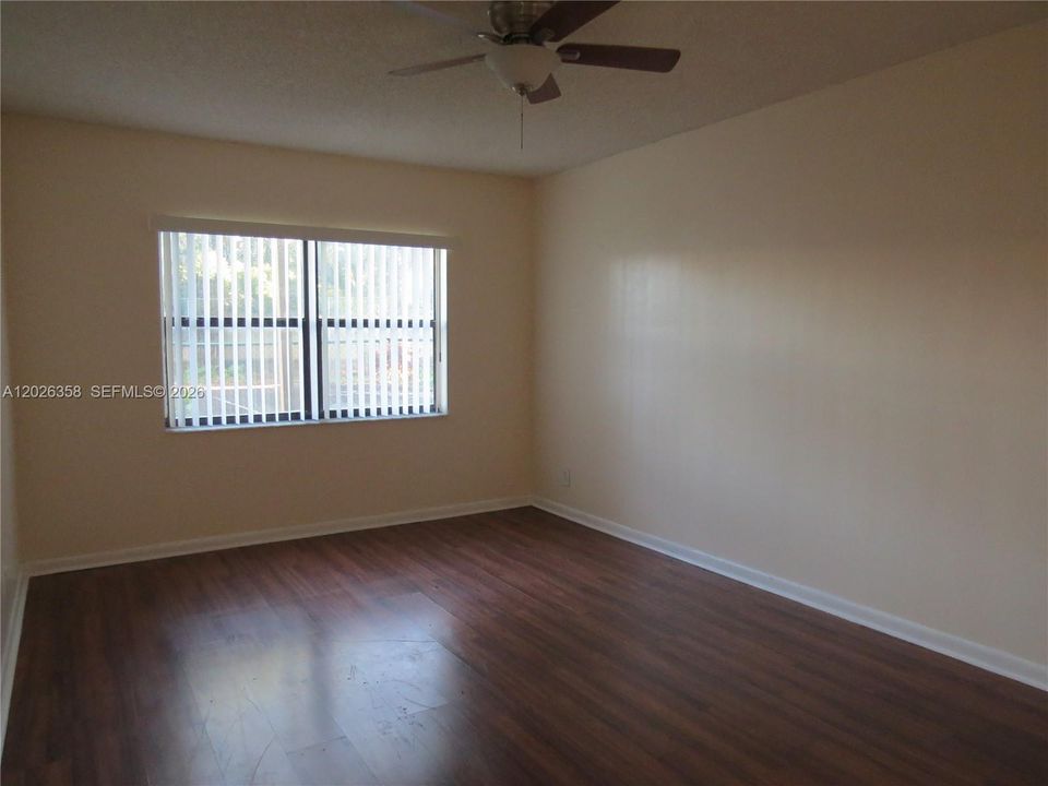 For Sale: $287,000 (2 beds, 2 baths, 1036 Square Feet)