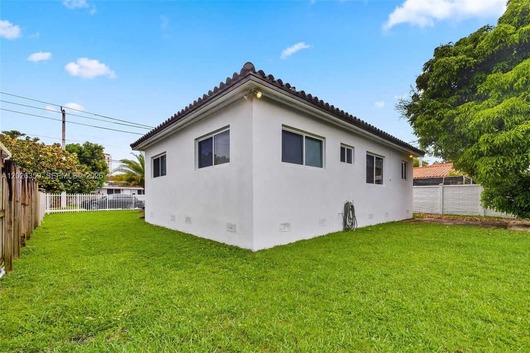 For Sale: $725,000 (3 beds, 2 baths, 1068 Square Feet)