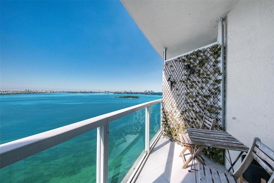 For Rent: $5,400 (2 beds, 2 baths, 1368 Square Feet)