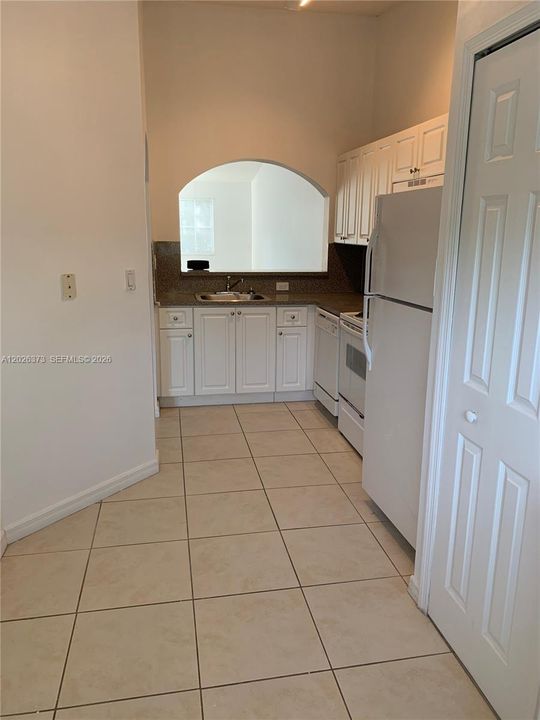 For Rent: $1,750 (2 beds, 2 baths, 815 Square Feet)