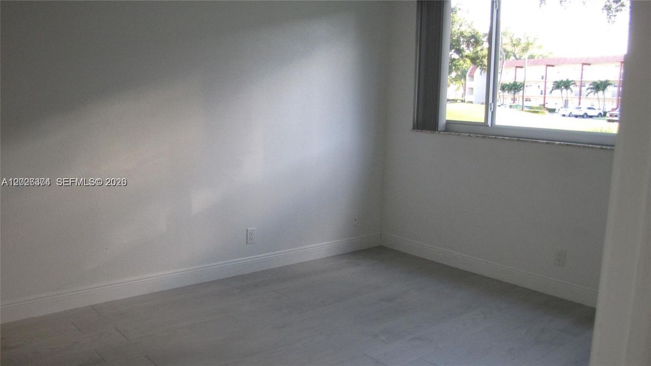 For Sale: $100,000 (1 beds, 1 baths, 900 Square Feet)