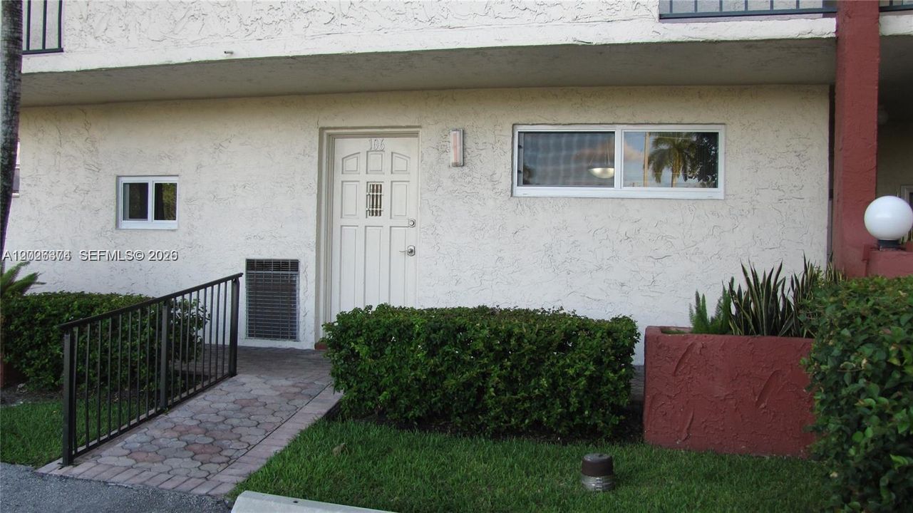 For Sale: $100,000 (1 beds, 1 baths, 900 Square Feet)