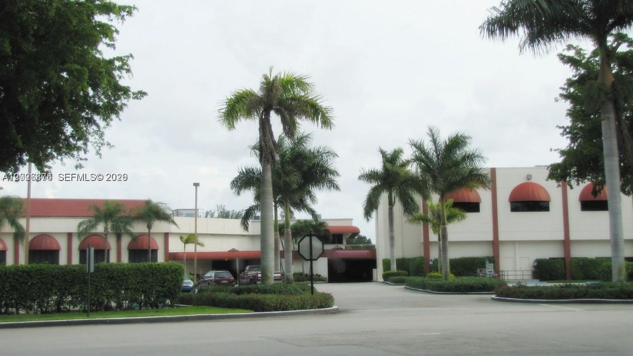 For Sale: $100,000 (1 beds, 1 baths, 900 Square Feet)