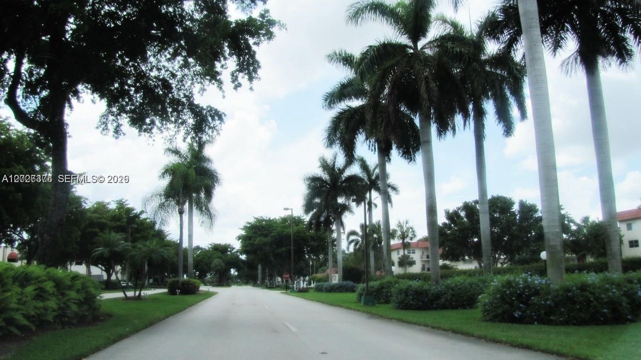 For Sale: $100,000 (1 beds, 1 baths, 900 Square Feet)