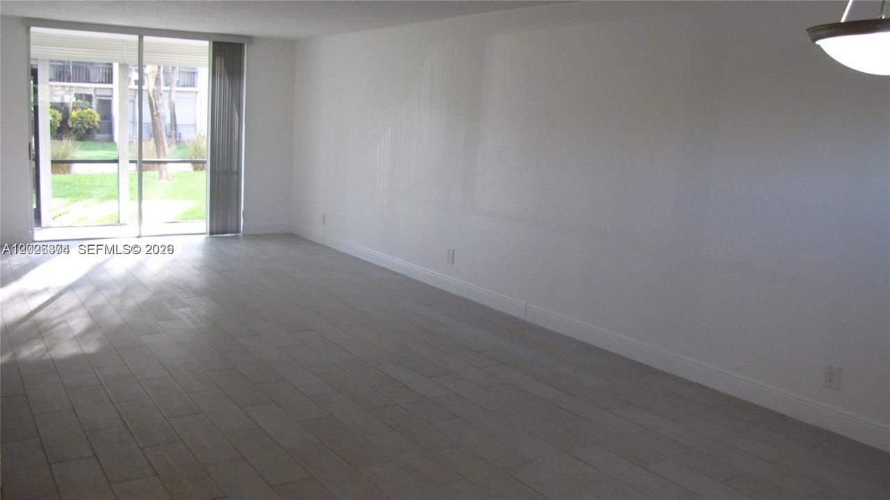 For Sale: $100,000 (1 beds, 1 baths, 900 Square Feet)