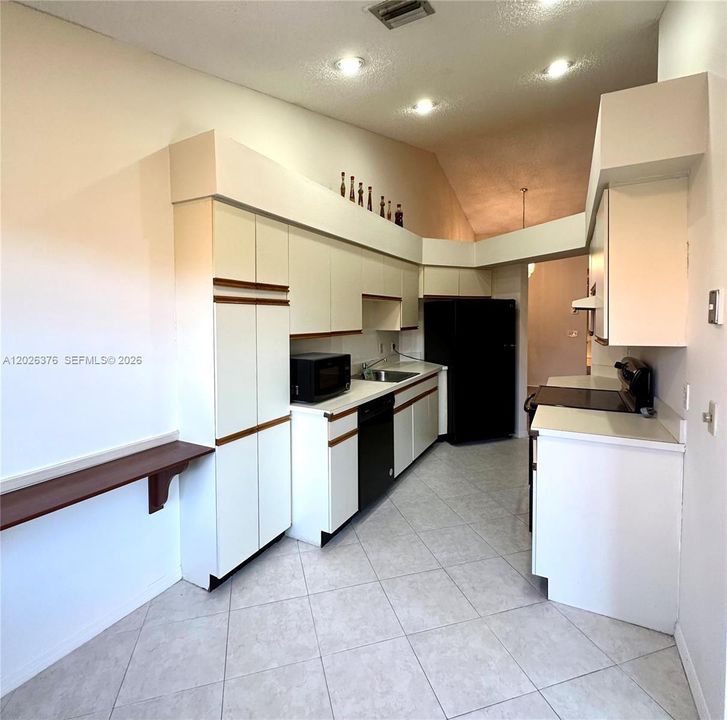 For Rent: $3,350 (3 beds, 2 baths, 1438 Square Feet)