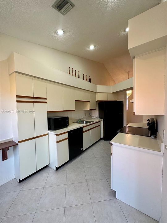 For Rent: $3,350 (3 beds, 2 baths, 1438 Square Feet)