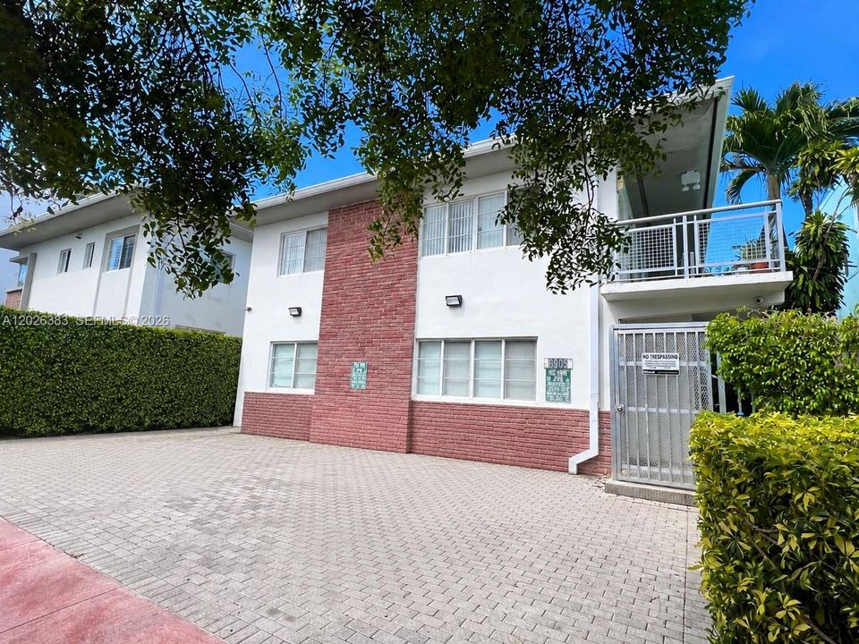 For Rent: $2,300 (1 beds, 1 baths, 603 Square Feet)
