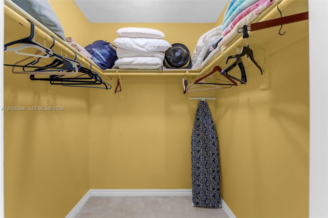 For Rent: $2,850 (2 beds, 1 baths, 981 Square Feet)