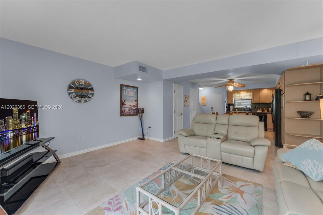 For Rent: $2,850 (2 beds, 1 baths, 981 Square Feet)