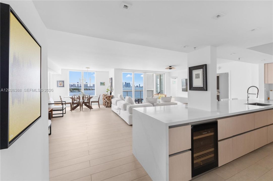 Activo con contrato: $2,995,000 (3 camas, 3 baños, 1900 Pies cuadrados)
