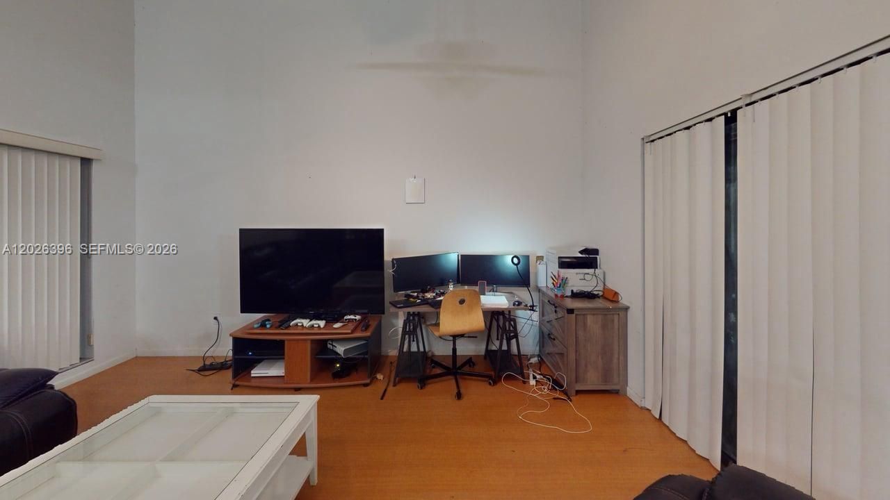 En Venta: $634,500 (3 camas, 2 baños, 2411 Pies cuadrados)