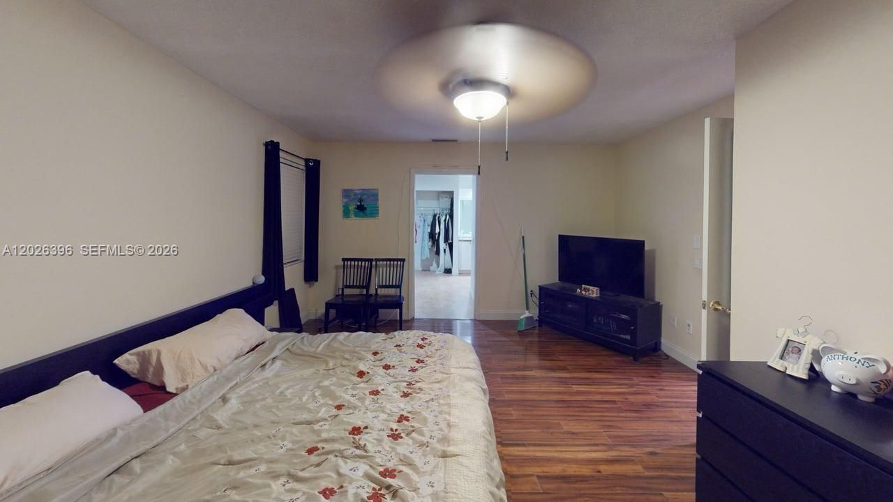 En Venta: $634,500 (3 camas, 2 baños, 2411 Pies cuadrados)
