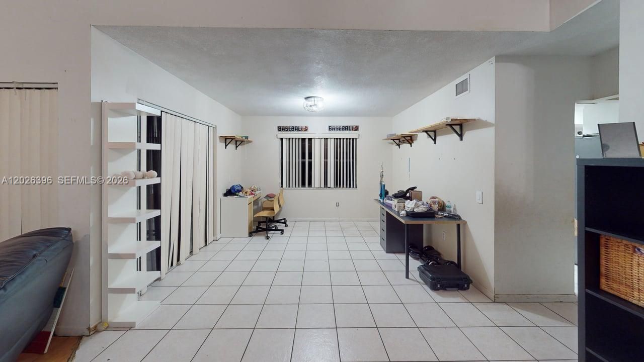 En Venta: $634,500 (3 camas, 2 baños, 2411 Pies cuadrados)