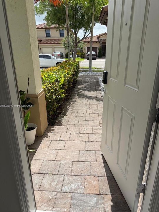 For Rent: $3,100 (3 beds, 2 baths, 2115 Square Feet)