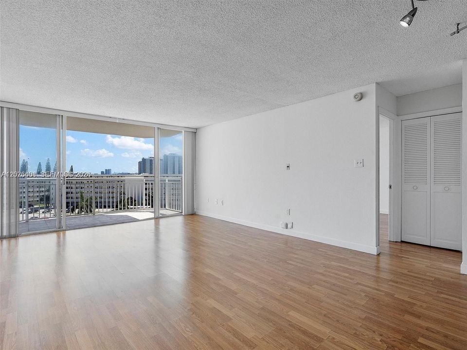 For Sale: $175,000 (1 beds, 1 baths, 1005 Square Feet)