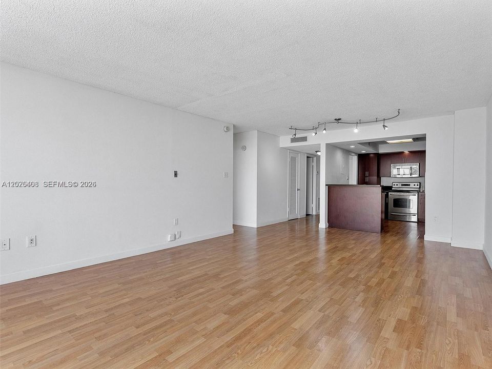 For Sale: $175,000 (1 beds, 1 baths, 1005 Square Feet)