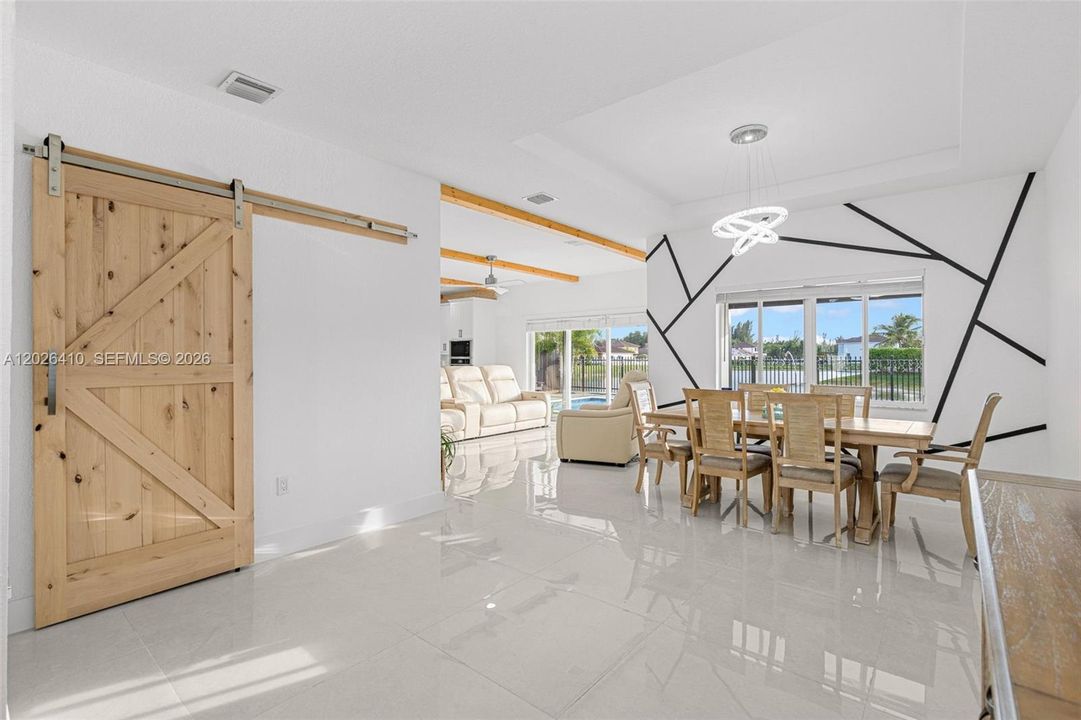 En Venta: $1,150,000 (4 camas, 2 baños, 2338 Pies cuadrados)