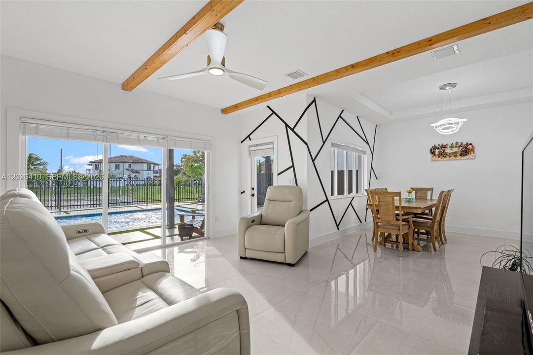 En Venta: $1,150,000 (4 camas, 2 baños, 2338 Pies cuadrados)