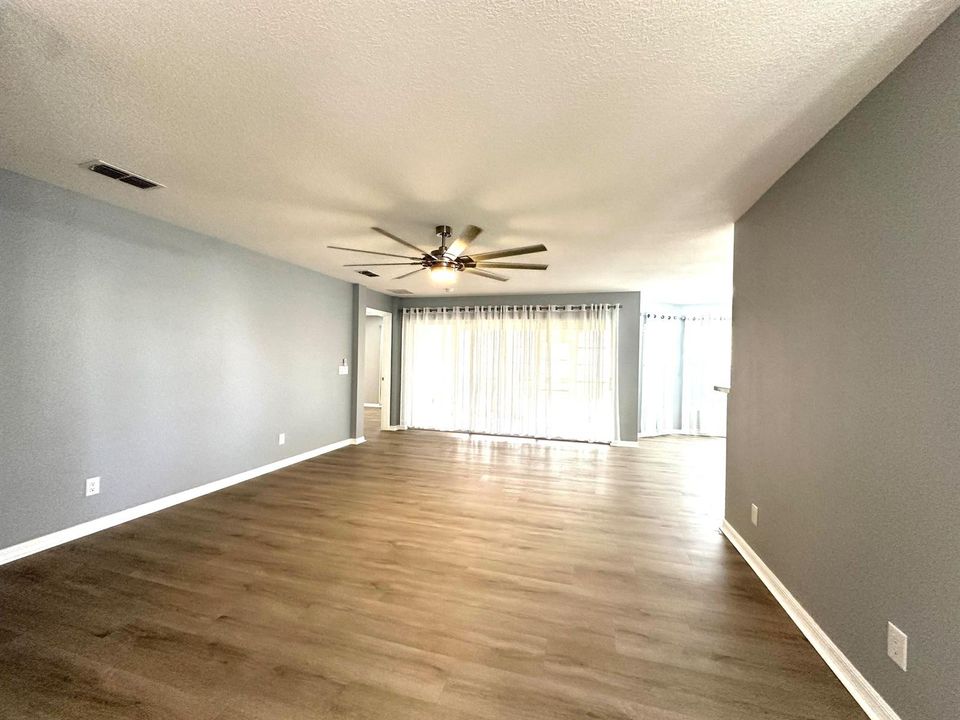 LARGE LIVING ROOM