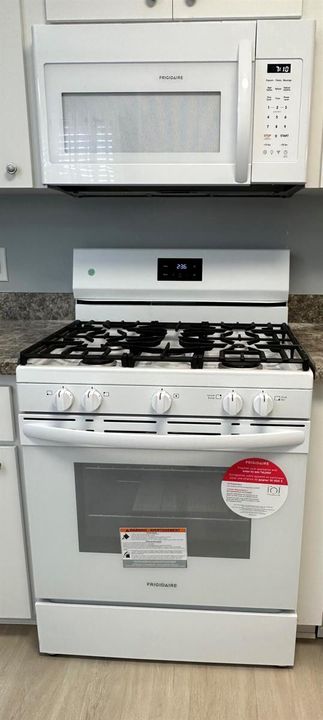 BRAND NEW RANGE & MICROWAVE