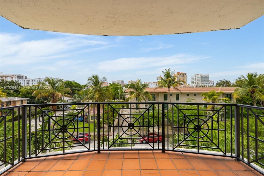 PRIVATE BALCONY