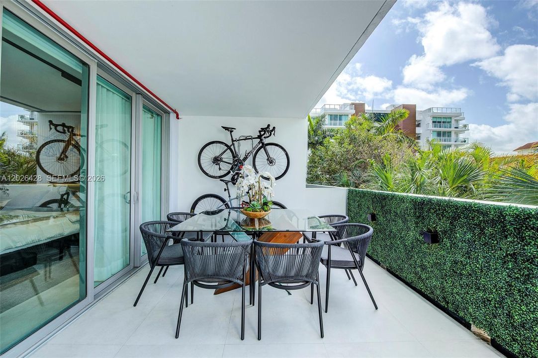 Active With Contract: $5,000 (1 beds, 2 baths, 959 Square Feet)