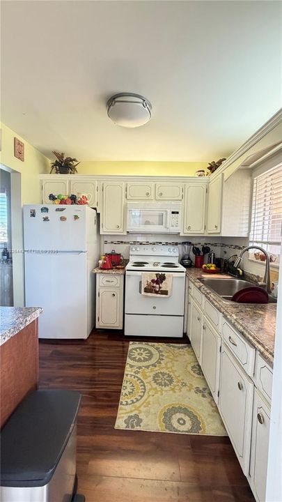 For Sale: $157,000 (2 beds, 2 baths, 880 Square Feet)