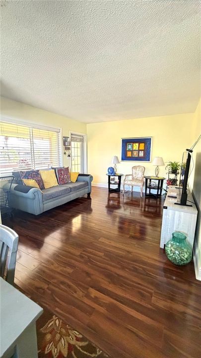 For Sale: $157,000 (2 beds, 2 baths, 880 Square Feet)