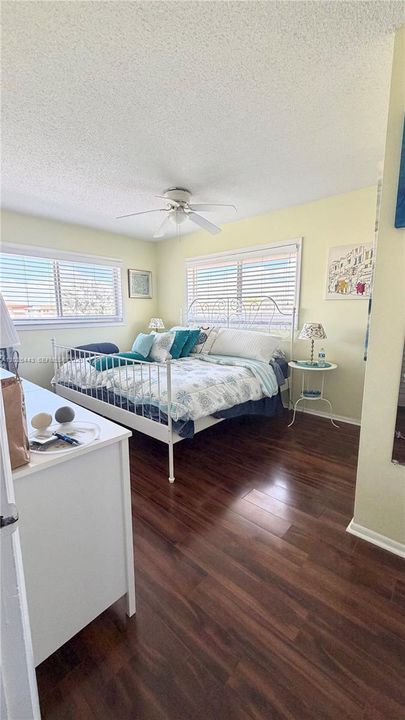 For Sale: $157,000 (2 beds, 2 baths, 880 Square Feet)