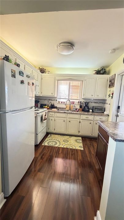 For Sale: $157,000 (2 beds, 2 baths, 880 Square Feet)