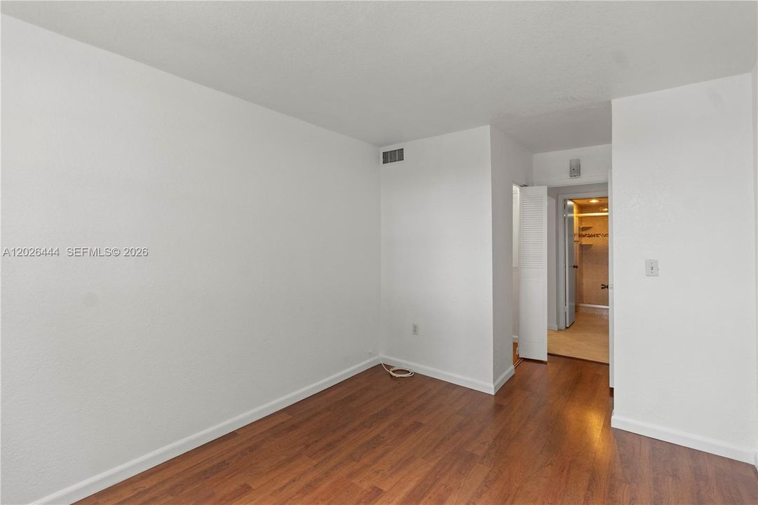 For Sale: $199,999 (2 beds, 2 baths, 1080 Square Feet)