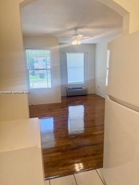В аренду: $1,950 (2 спален, 1 ванн, 667 Квадратных фут)