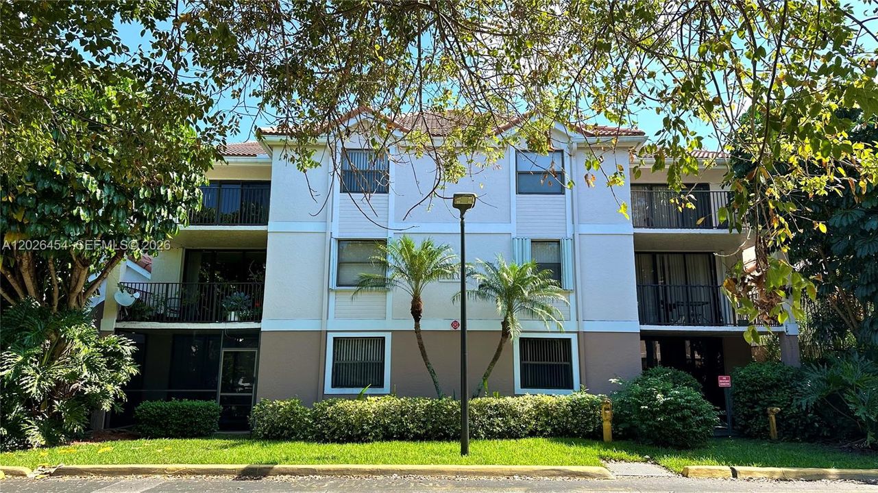 For Rent: $1,900 (1 beds, 1 baths, 777 Square Feet)