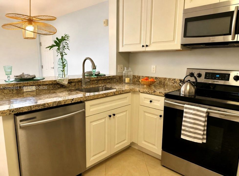 For Rent: $1,900 (1 beds, 1 baths, 777 Square Feet)