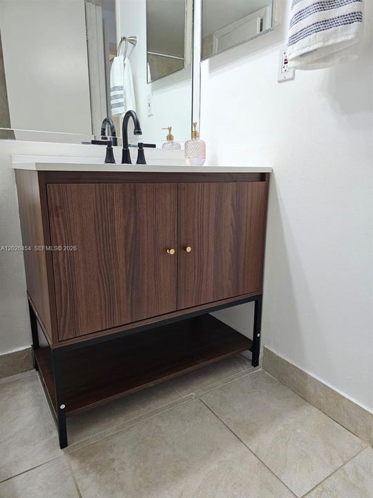 For Rent: $1,900 (1 beds, 1 baths, 777 Square Feet)