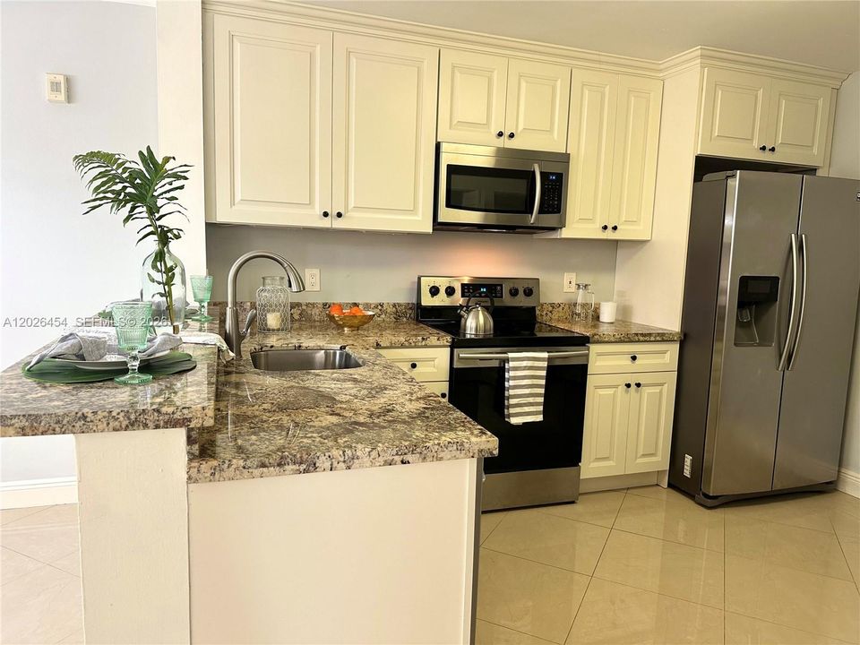 For Rent: $1,900 (1 beds, 1 baths, 777 Square Feet)