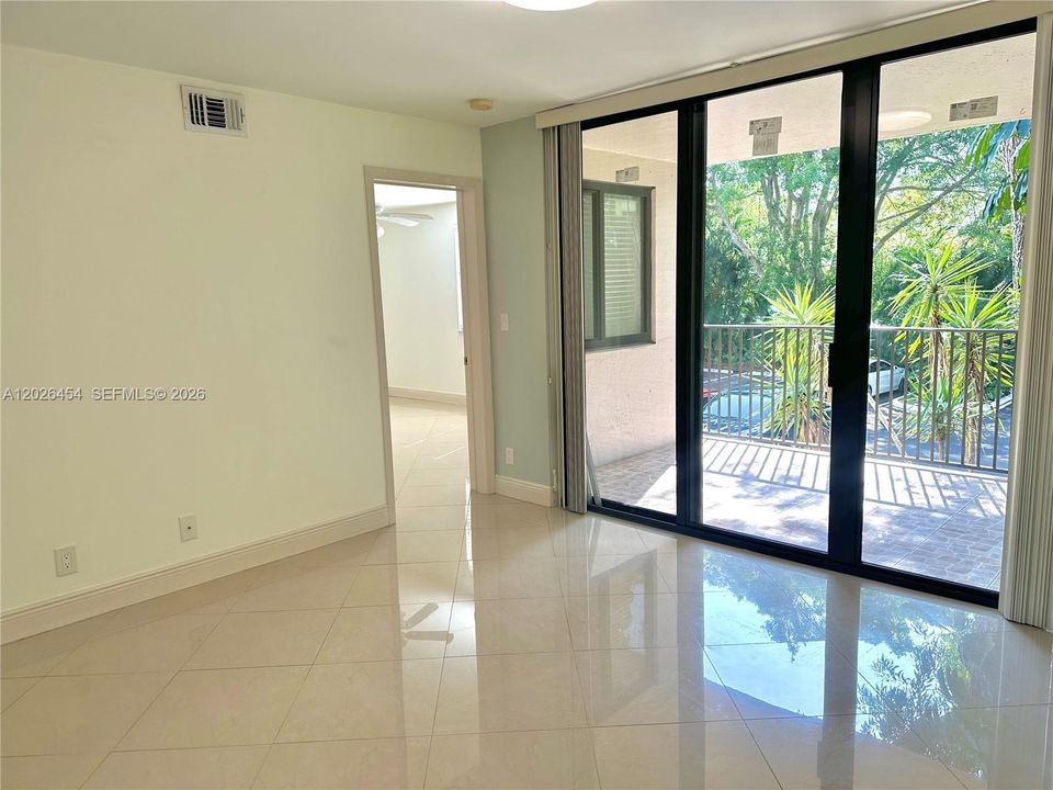 For Rent: $1,900 (1 beds, 1 baths, 777 Square Feet)