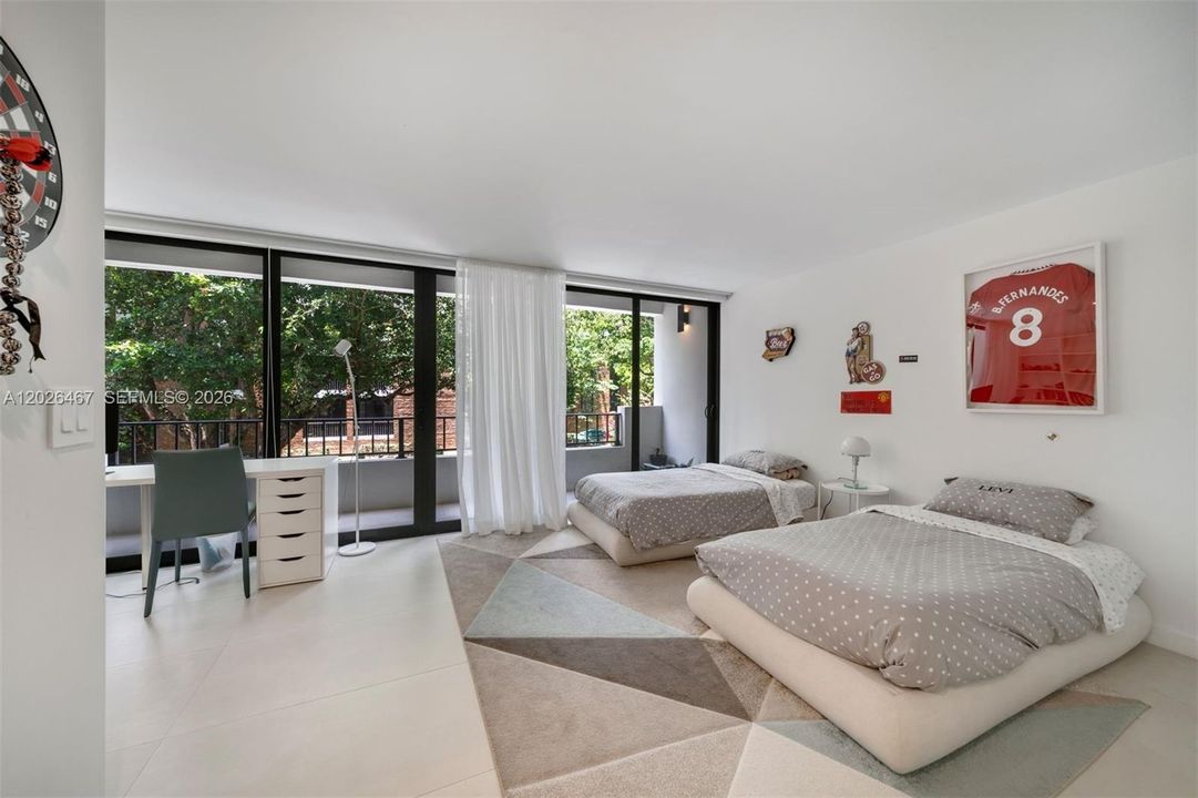 For Sale: $1,999,000 (4 beds, 3 baths, 3696 Square Feet)