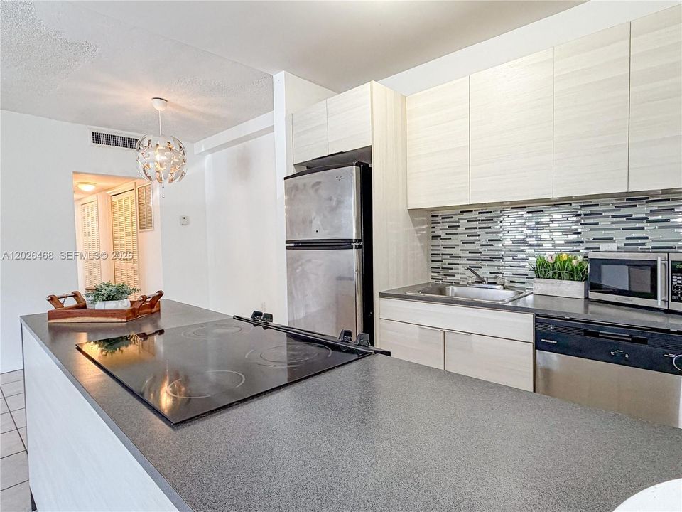 For Sale: $239,900 (2 beds, 1 baths, 750 Square Feet)