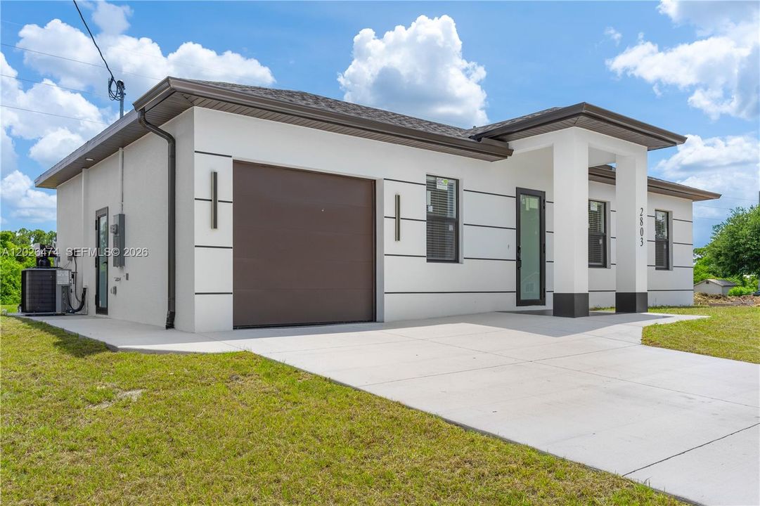 For Sale: $275,000 (3 beds, 3 baths, 1054 Square Feet)