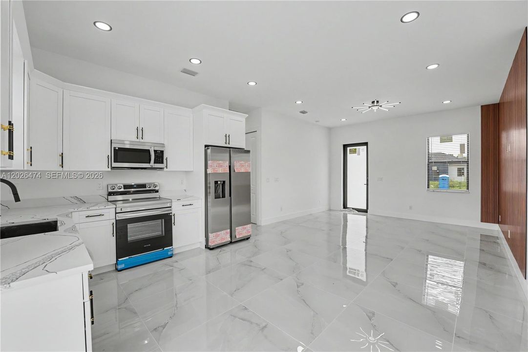 For Sale: $275,000 (3 beds, 3 baths, 1054 Square Feet)