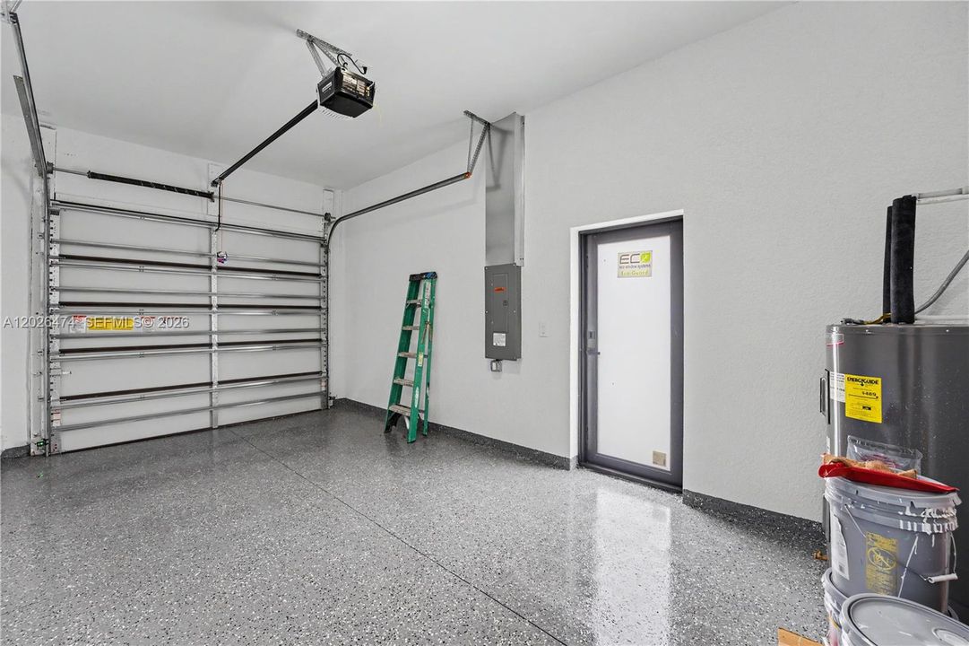 For Sale: $275,000 (3 beds, 3 baths, 1054 Square Feet)