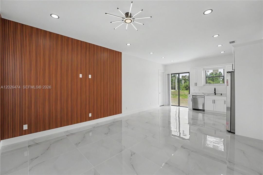 For Sale: $275,000 (3 beds, 3 baths, 1054 Square Feet)