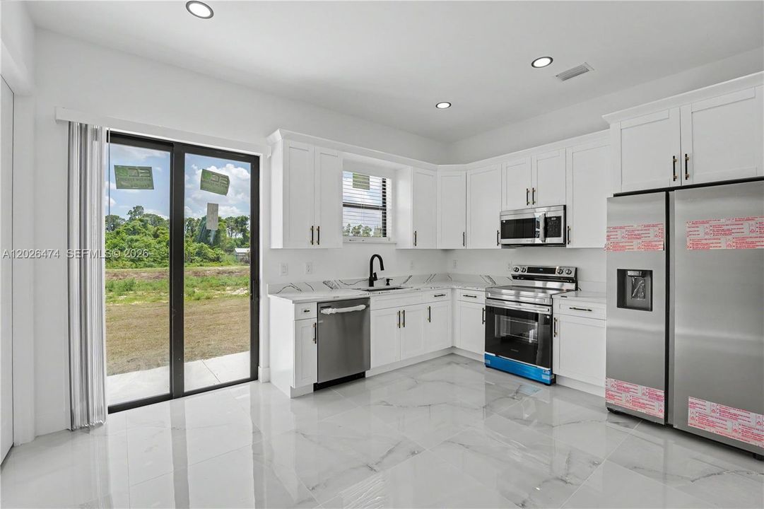 For Sale: $275,000 (3 beds, 3 baths, 1054 Square Feet)