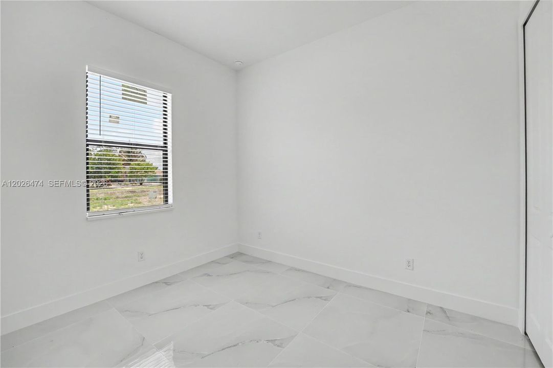 For Sale: $275,000 (3 beds, 3 baths, 1054 Square Feet)