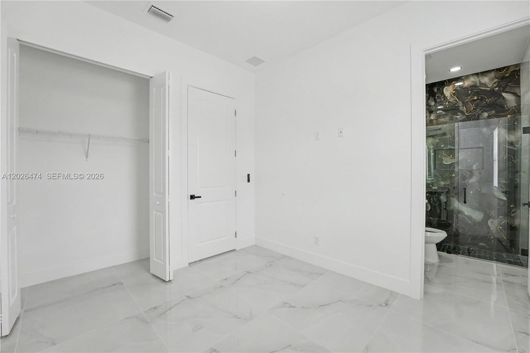 For Sale: $275,000 (3 beds, 3 baths, 1054 Square Feet)