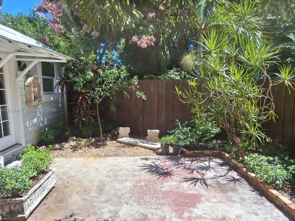 For Rent: $1,800 (0 beds, 1 baths, 400 Square Feet)