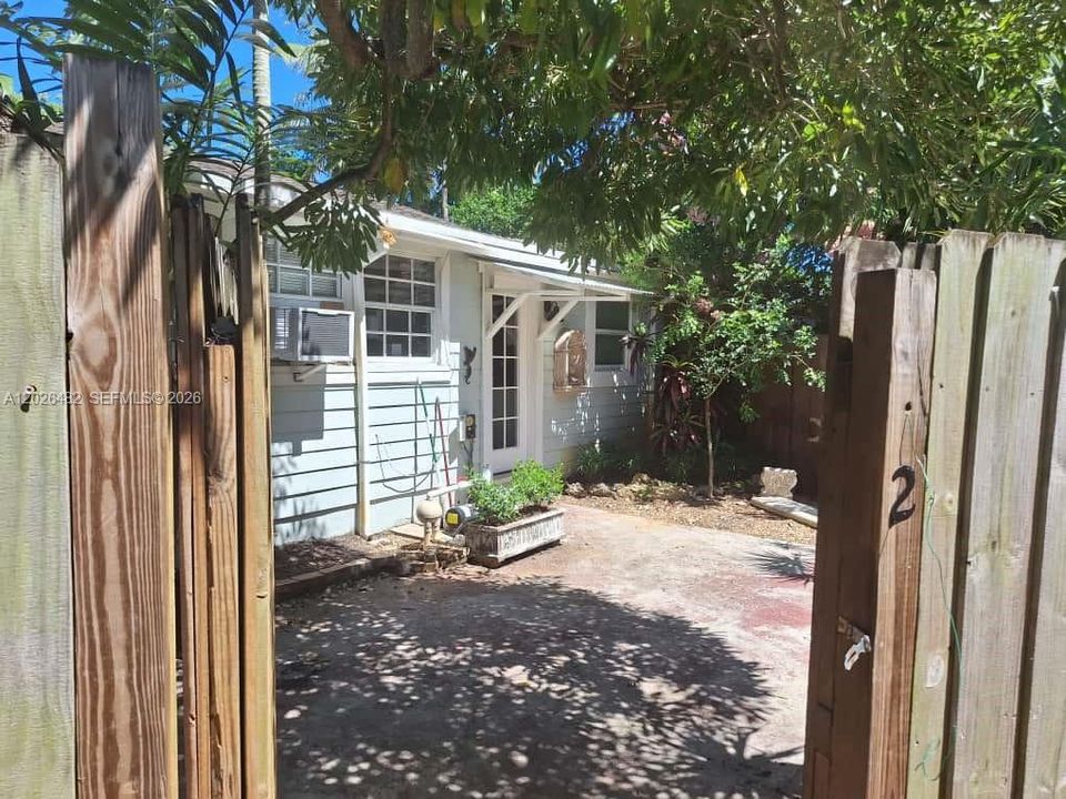 For Rent: $1,800 (0 beds, 1 baths, 400 Square Feet)