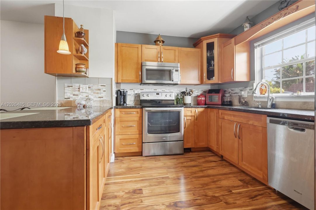 For Sale: $185,000 (2 beds, 2 baths, 950 Square Feet)